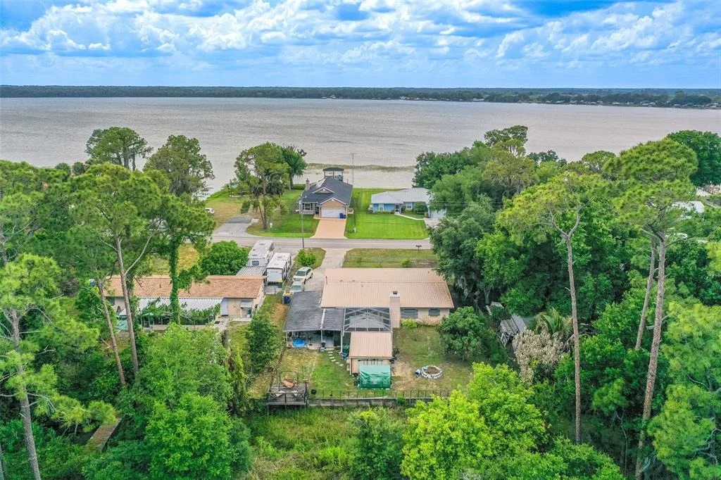 Photo of 305 CLOVERLEAF ROAD
