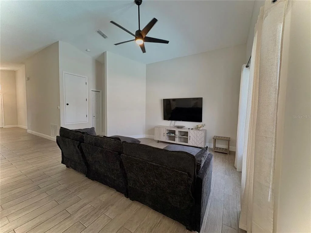Photo of 154 CASTLEMAIN CIRCLE