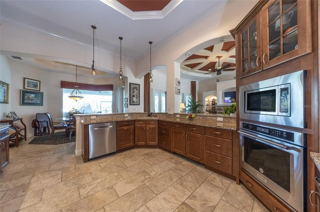 Photo of 14 LONGVIEW WAY N