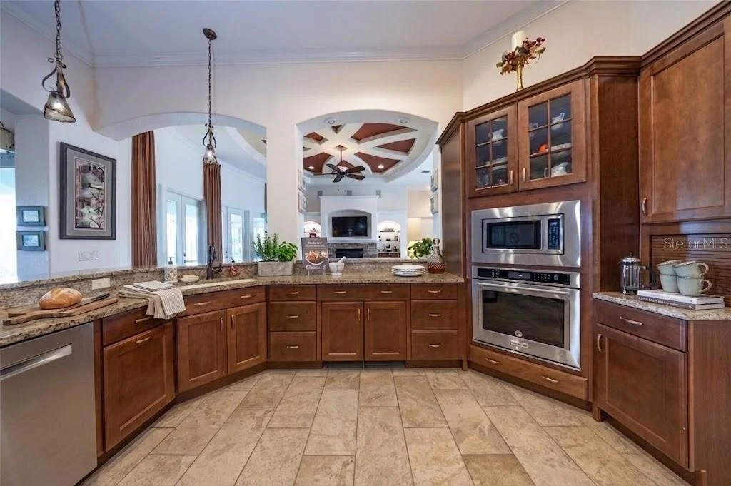 Photo of 14 LONGVIEW WAY N
