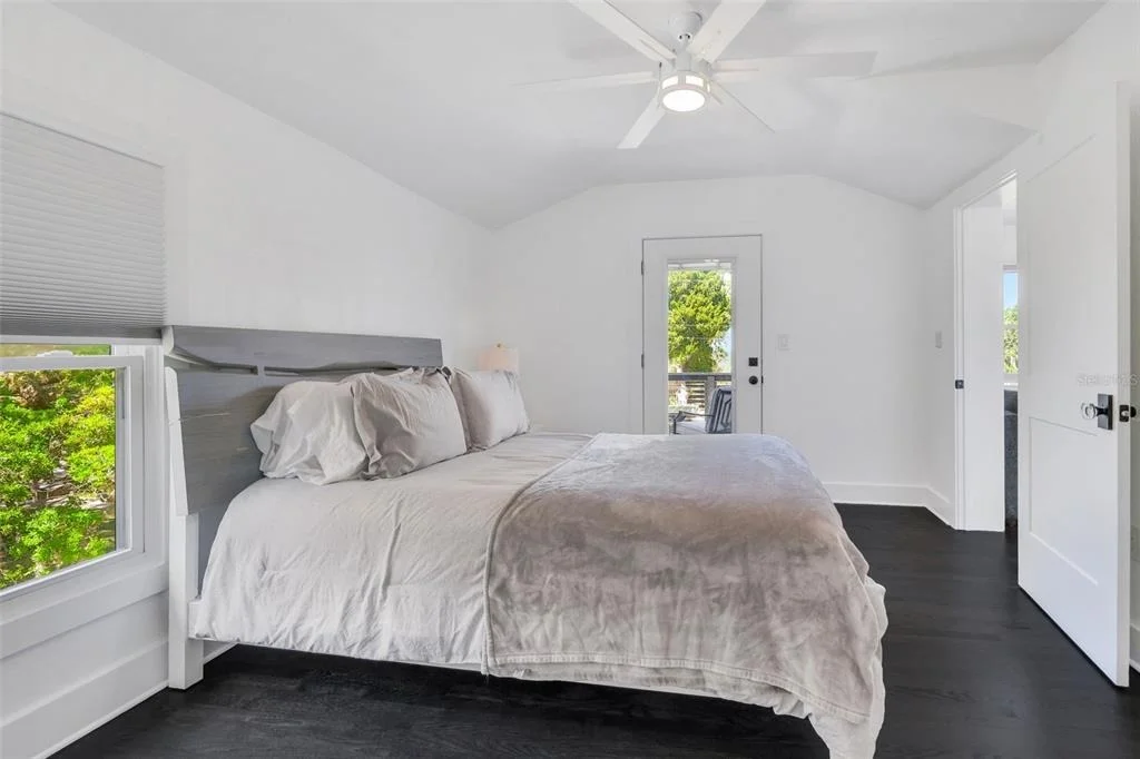Photo of 39 E PARK AVENUE