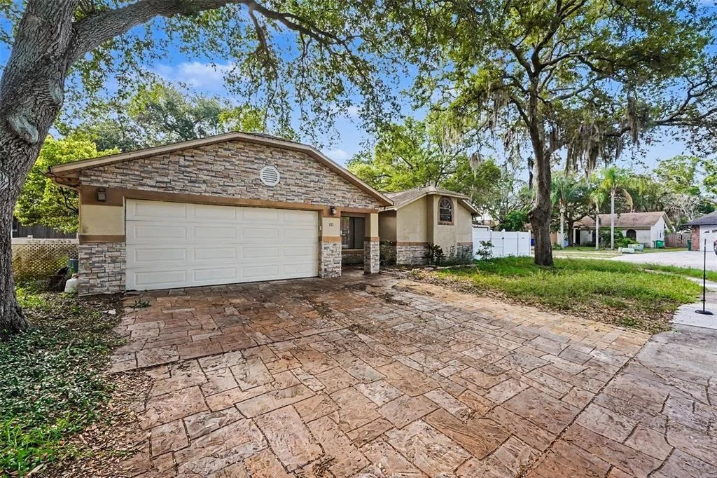 Photo of 627 CRYSTAL DR