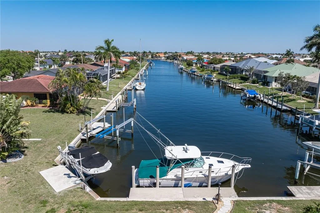 Photo of 308 COLONY POINT DRIVE
