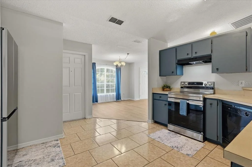 Photo of 372 LAKE DAISY CIR