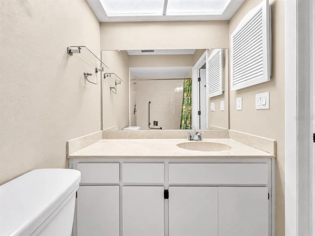 Photo of 913 SUTTON PLACE