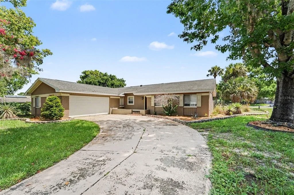 Photo of 930 OAK FOREST DRIVE