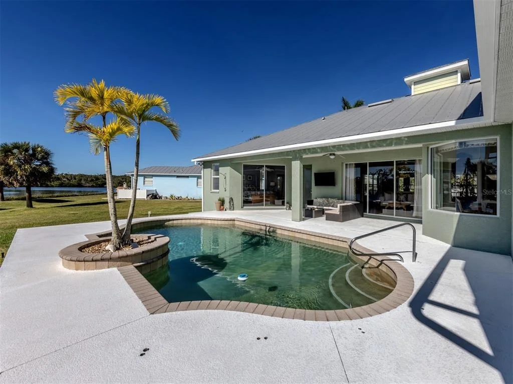 Photo of 853 HILLCREST DRIVE