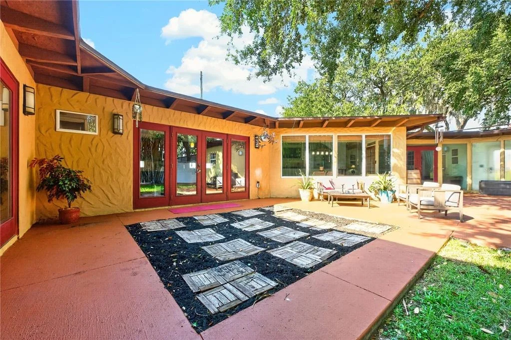 Photo of 1835 OAK LANE