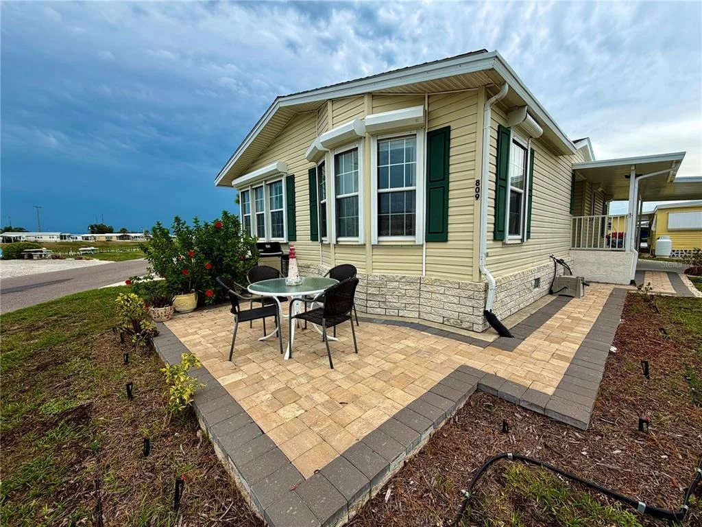 Photo of 809 S WATERWAY