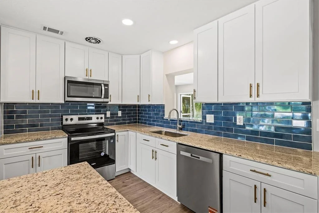 Photo of 106 AURORA STREET E
