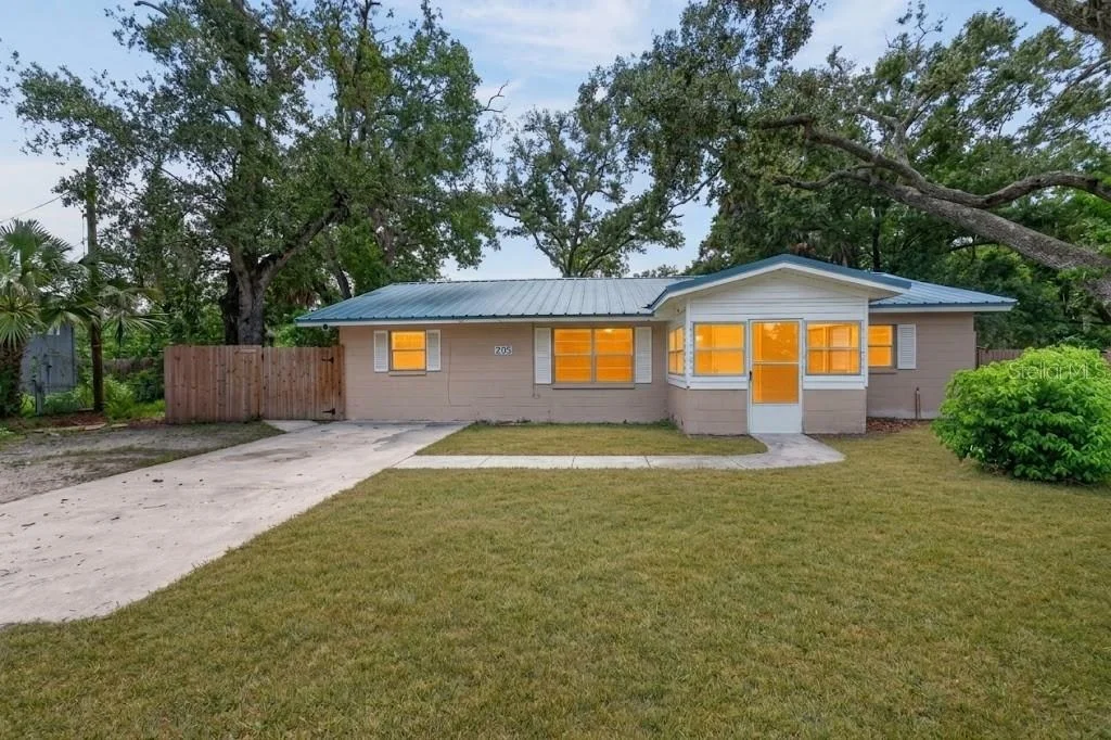 Photo of 205 2ND AVENUE SE