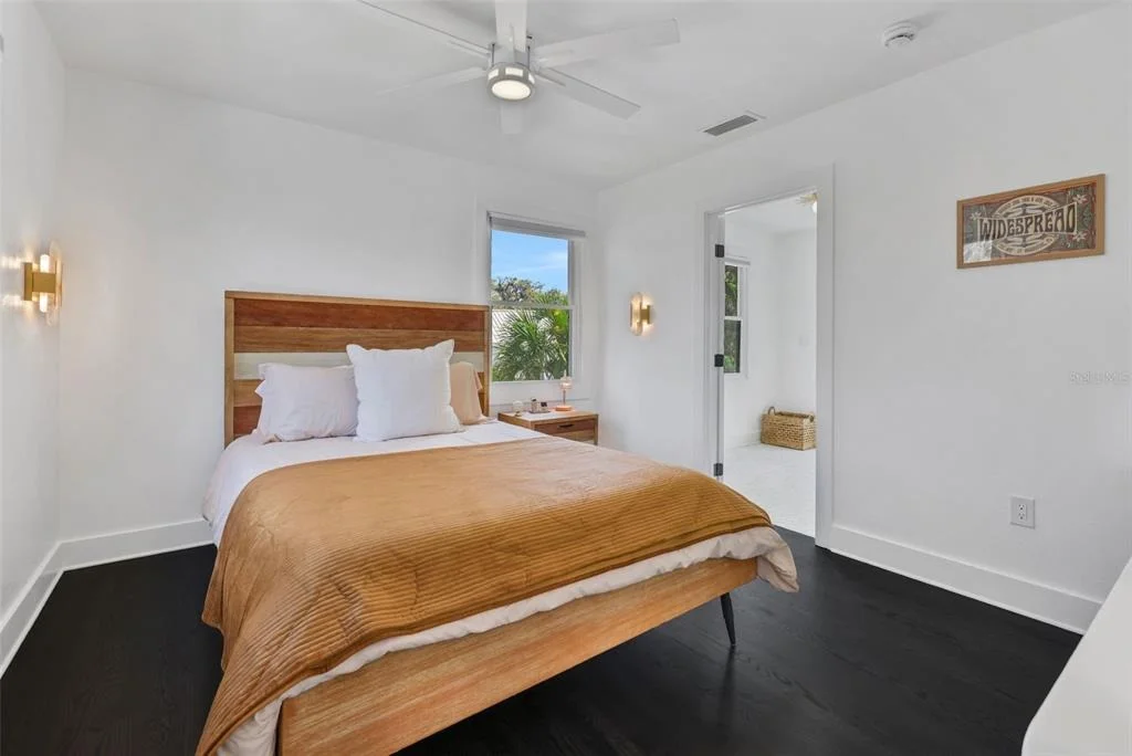 Photo of 39 E PARK AVENUE
