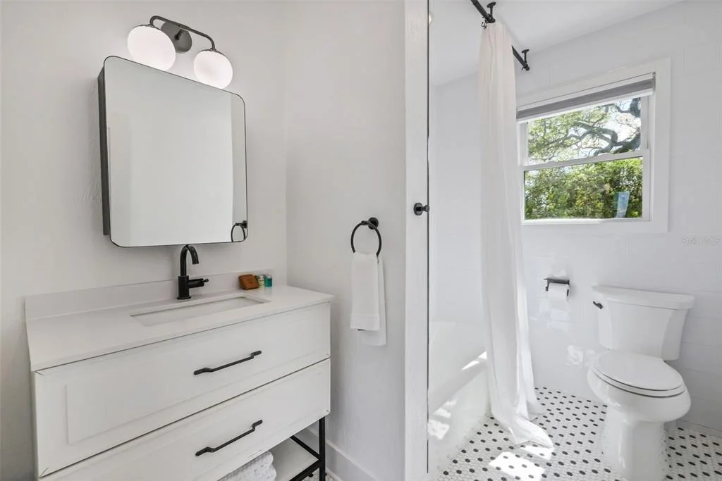 Photo of 39 E PARK AVENUE
