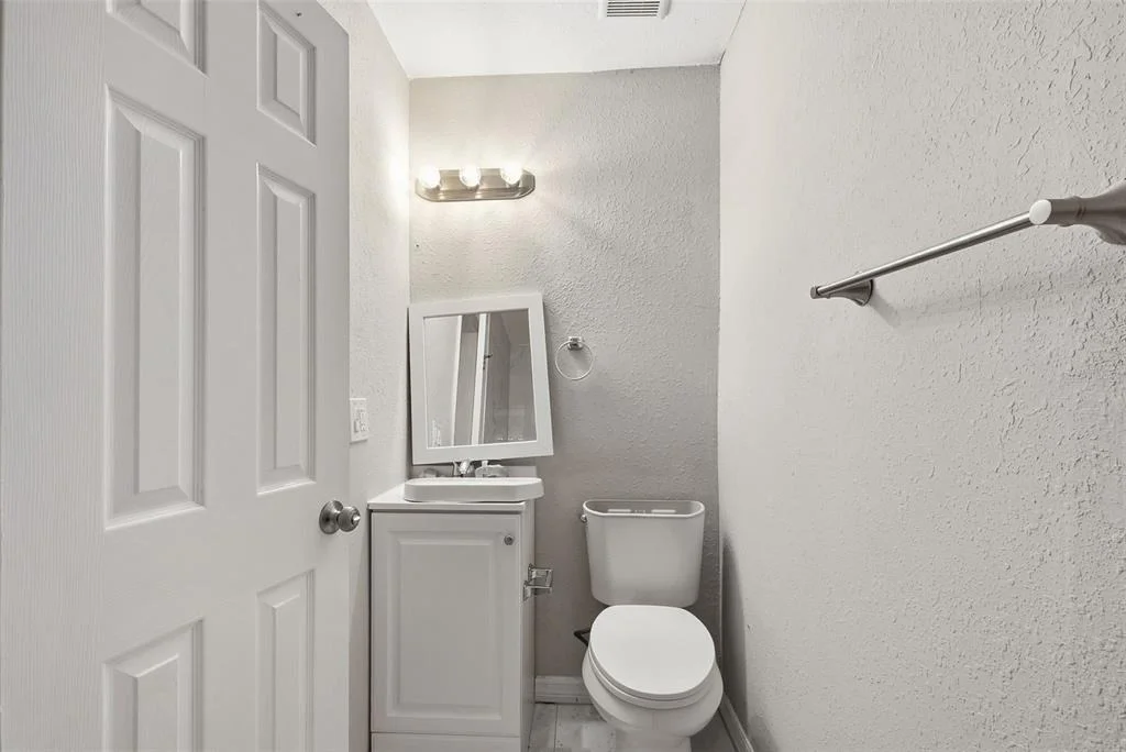 Photo of 6138 OAKCREST CIRCLE