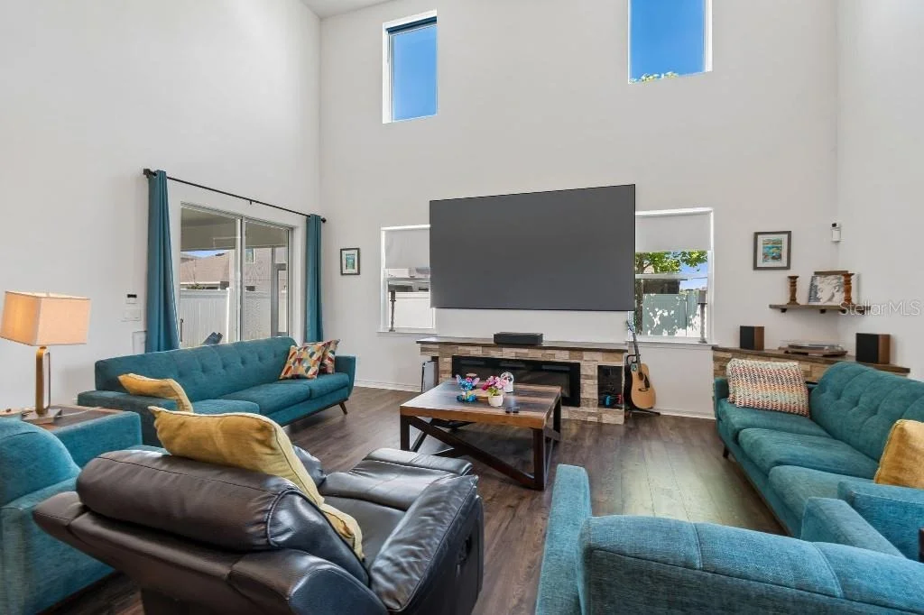 Photo of 1101 LONE PALM WAY