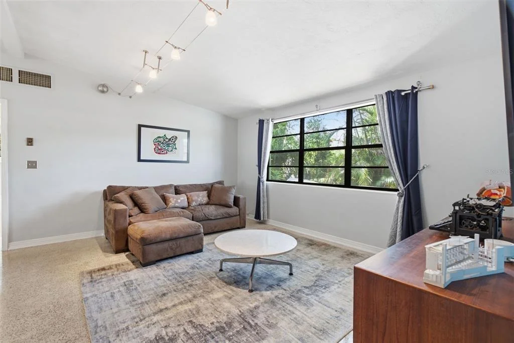 Photo of 609 W RIVER DRIVE