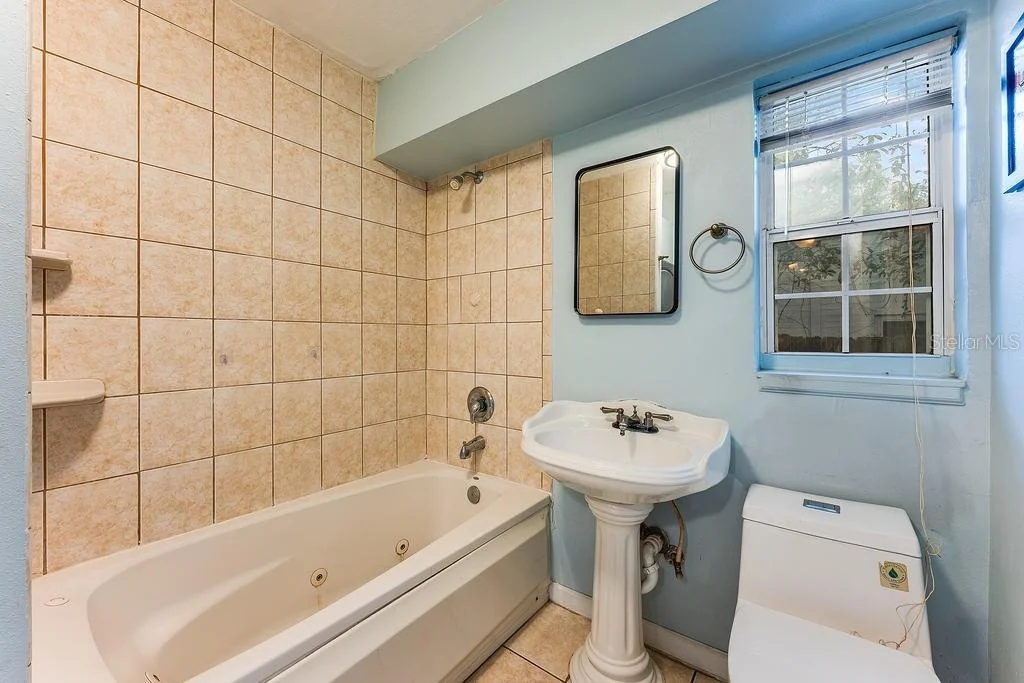 Photo of 1835 OAK LANE