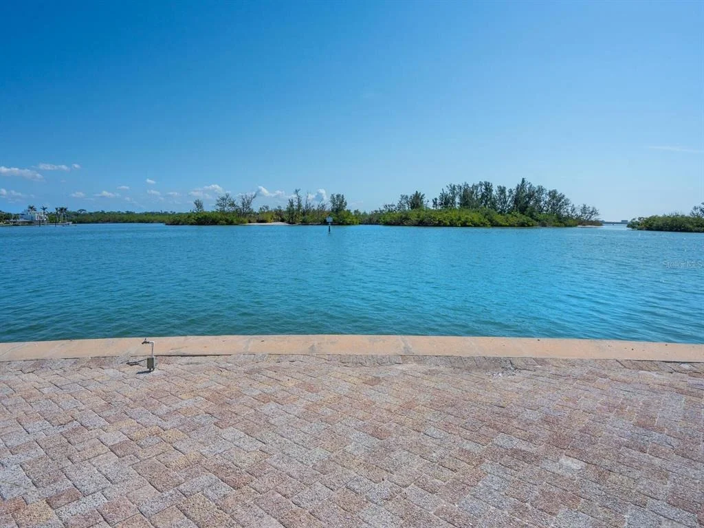Photo of 894 FREELING DRIVE