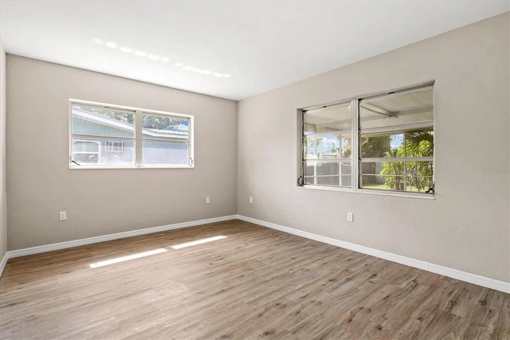 Photo of 106 AURORA STREET E