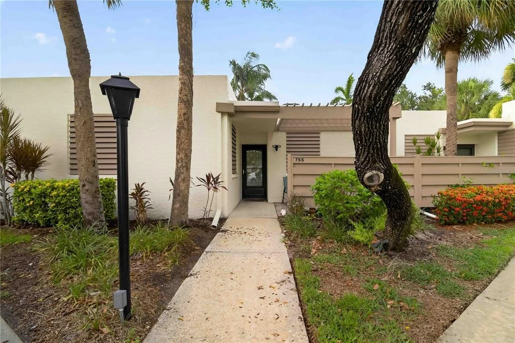 Photo of 755 OAKVIEW DRIVE