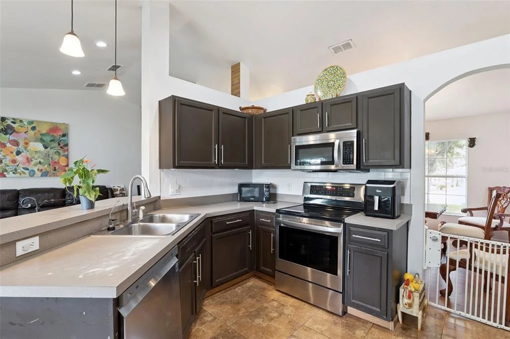 Photo of 939 CLOVERLEAF BOULEVARD