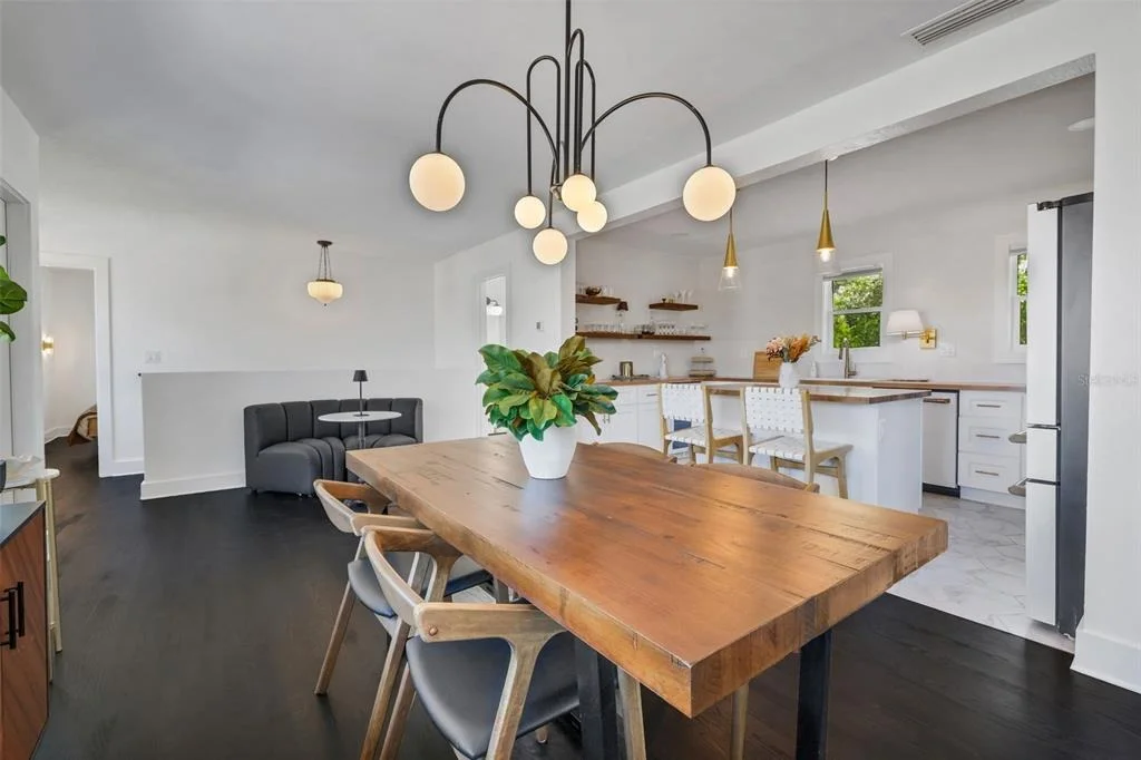 Photo of 39 E PARK AVENUE