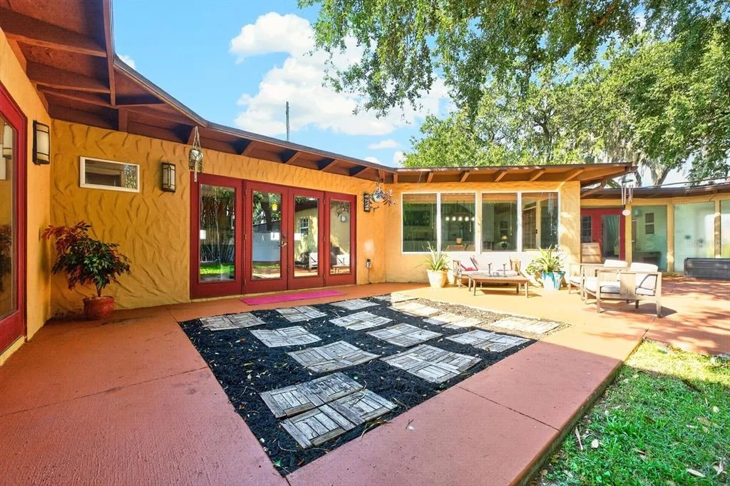 Photo of 1835 OAK LANE