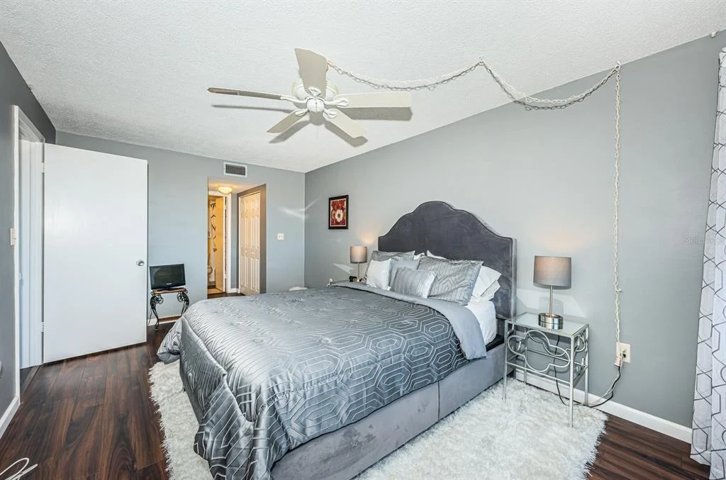 Photo of Unit 604 at 4725 COVE CIRCLE