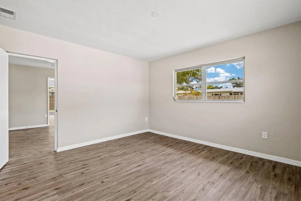 Photo of 106 AURORA STREET E