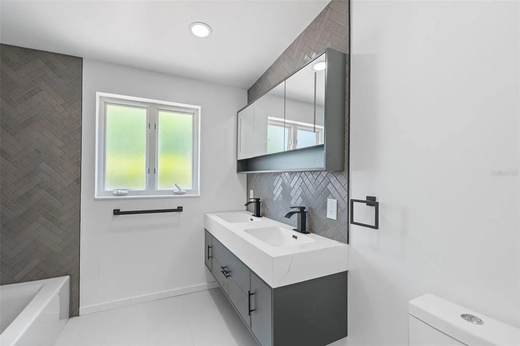 Photo of 528 KEY ROYALE DRIVE