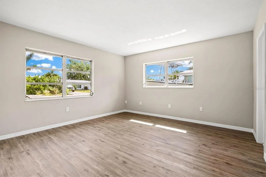 Photo of 106 AURORA STREET E