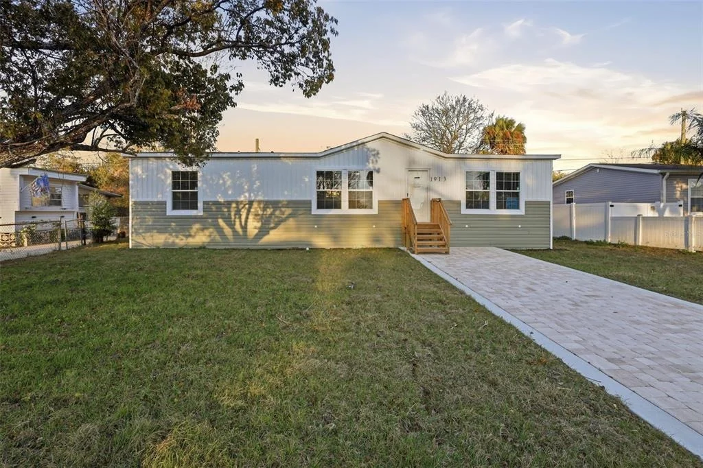 Photo of 1913 WOODCREST DRIVE
