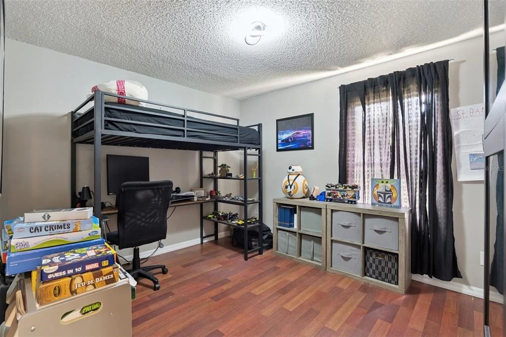 Photo of 939 CLOVERLEAF BOULEVARD