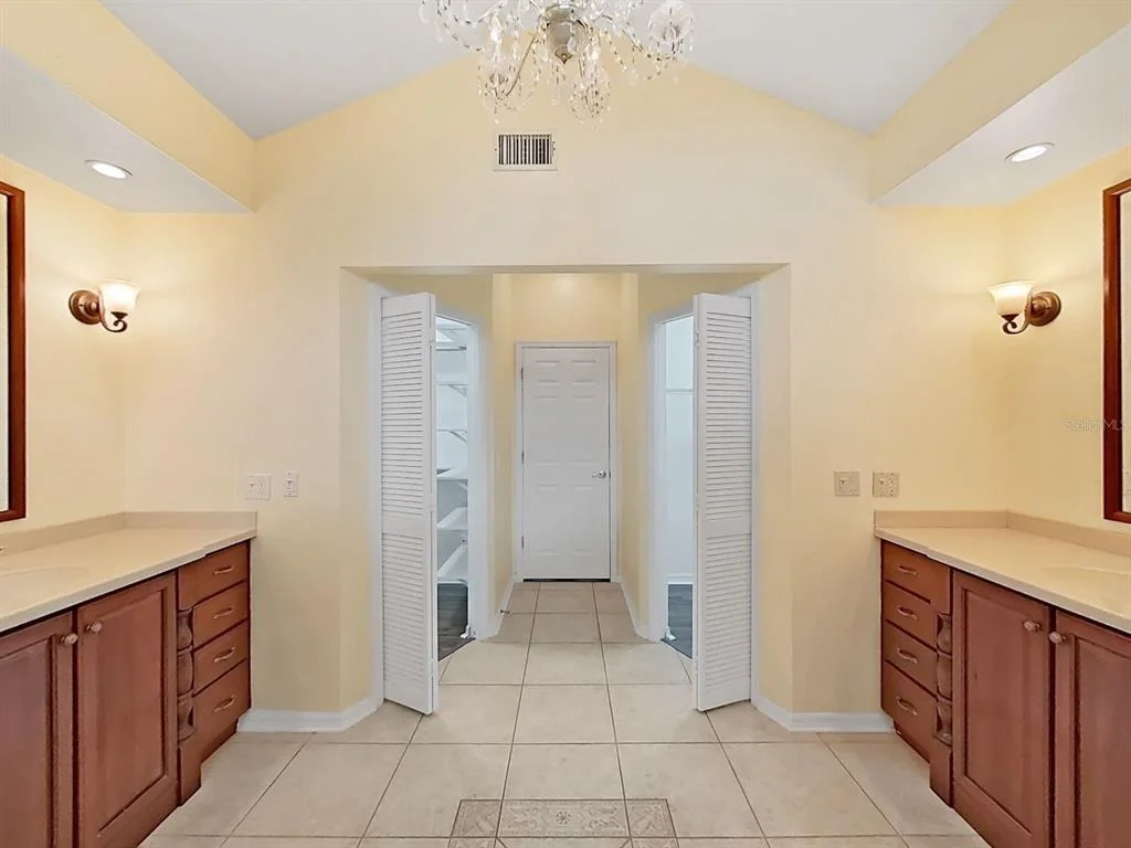 Photo of 611 TOMOKA DRIVE