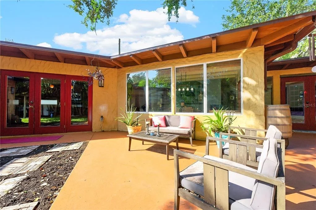 Photo of 1835 OAK LANE