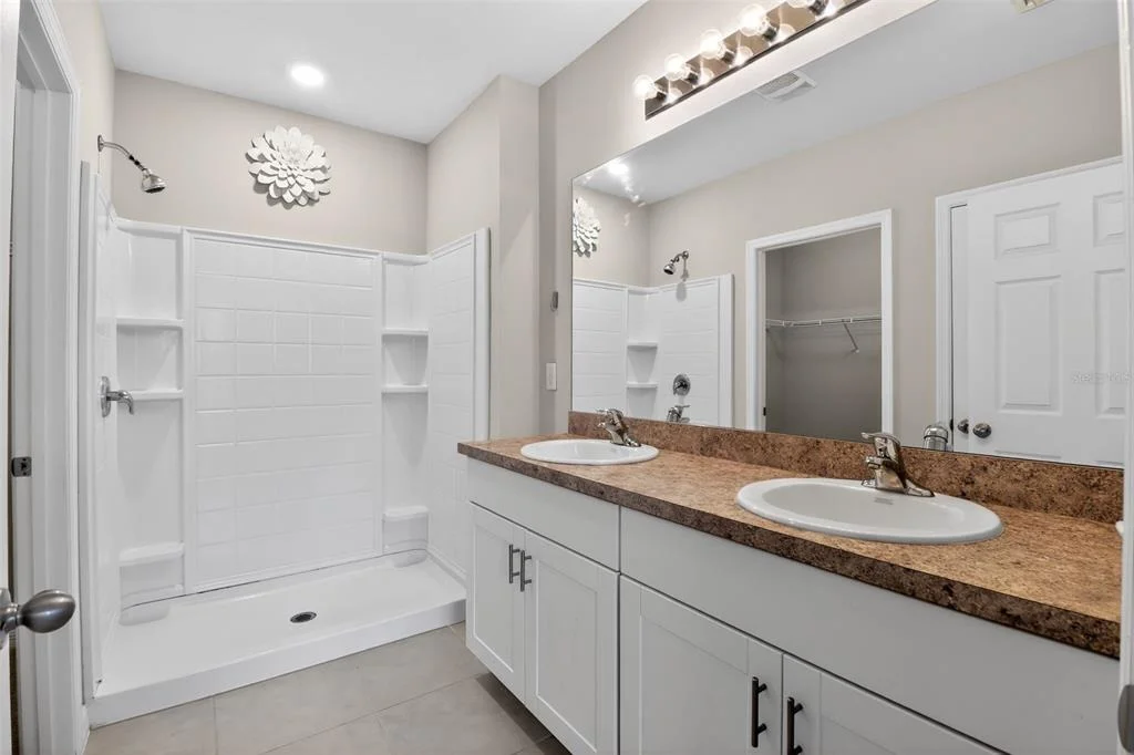 Photo of 25152 E LENOX CIRCLE