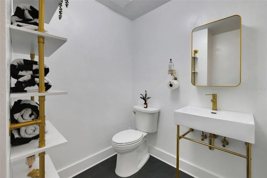 Photo of 39 E PARK AVENUE