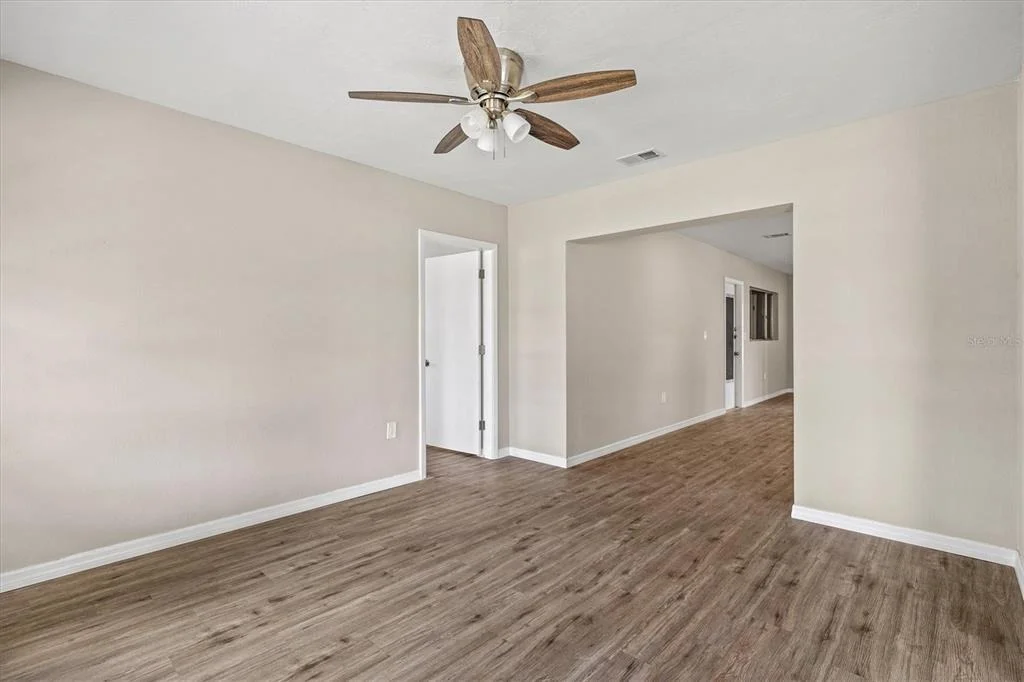 Photo of 106 AURORA STREET E