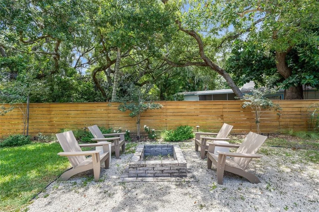 Photo of 319 BEARDED OAKS CIRCLE