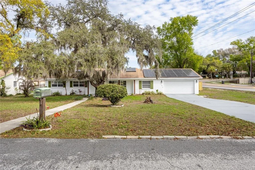 Photo of 102 W ANGLEWOOD DRIVE