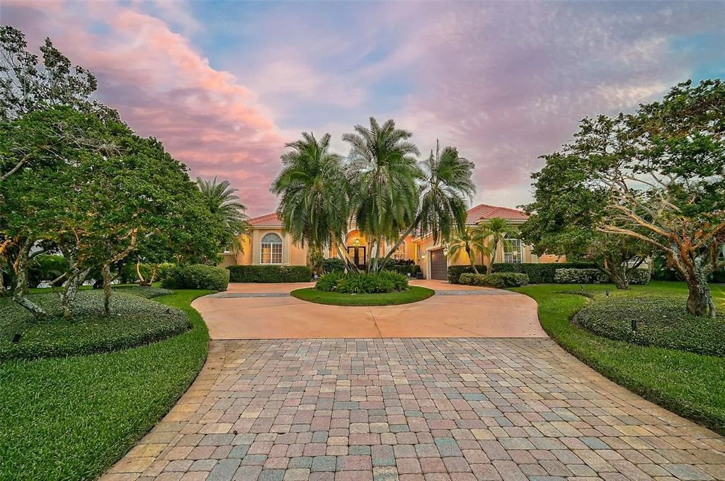 Photo of 909 MACEWEN DRIVE