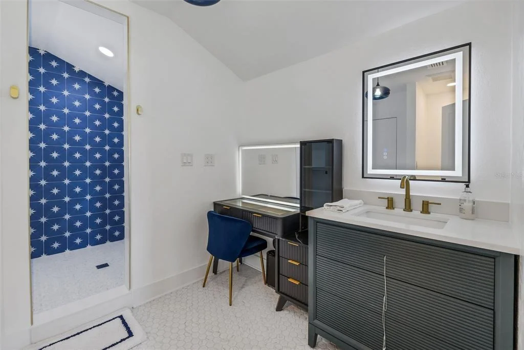 Photo of 39 E PARK AVENUE