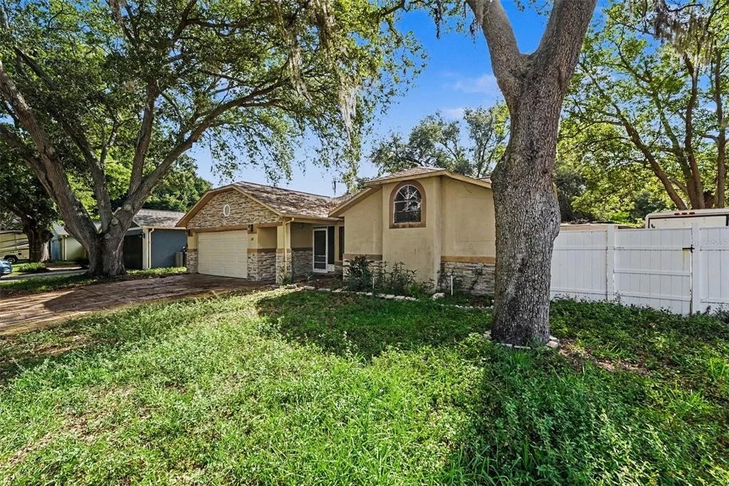 Photo of 627 CRYSTAL DR