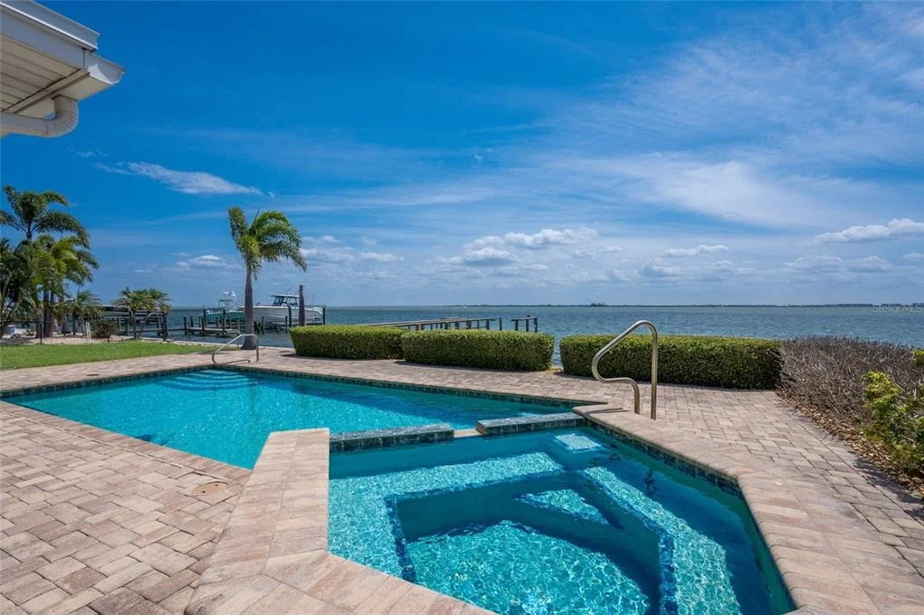 Photo of 633 KEY ROYALE DRIVE
