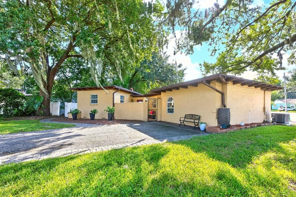 Photo of 1835 OAK LANE