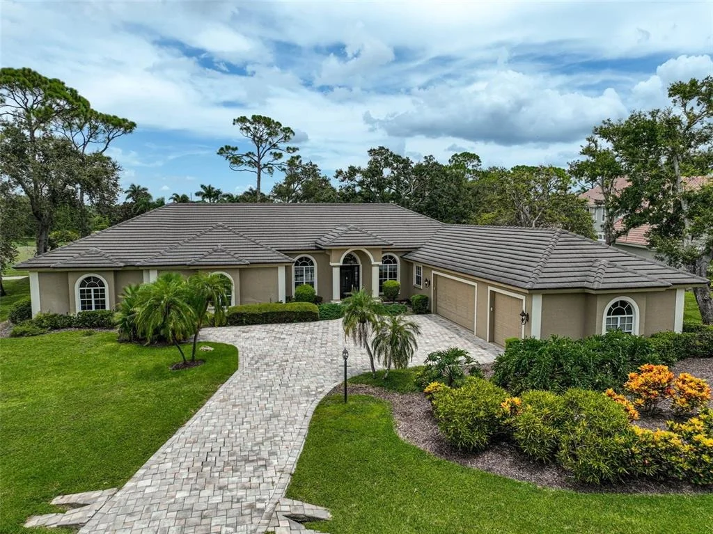 Photo of 852 MACEWEN DRIVE