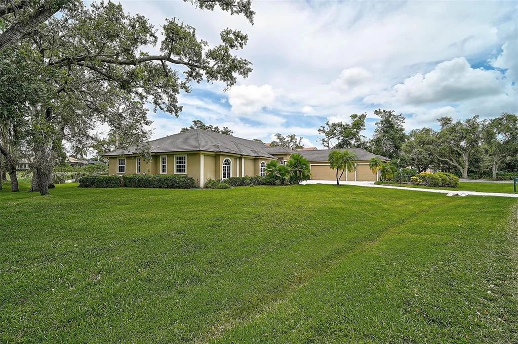 Photo of 852 MACEWEN DRIVE