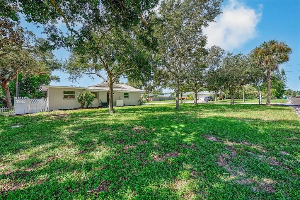 Photo of 833 TALLOWOOD DRIVE