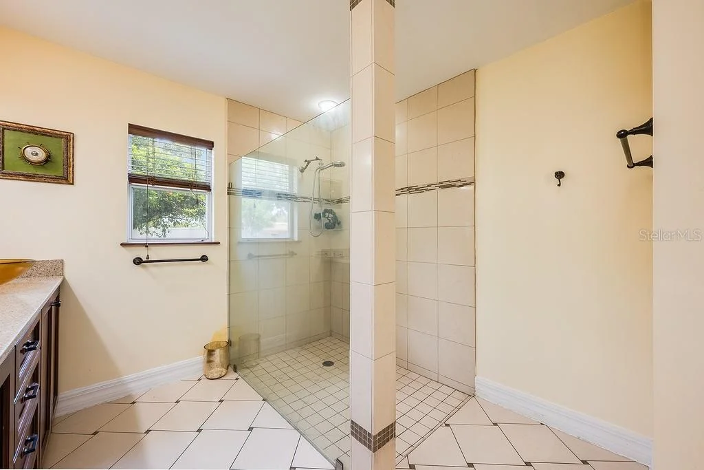 Photo of 1835 OAK LANE