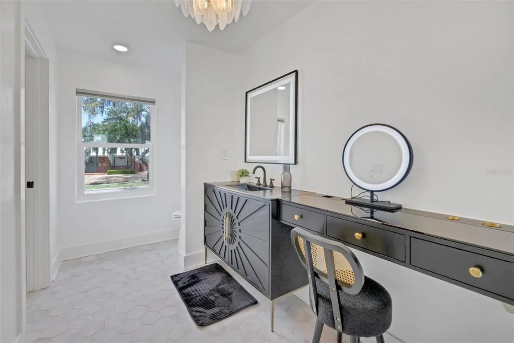 Photo of 39 E PARK AVENUE